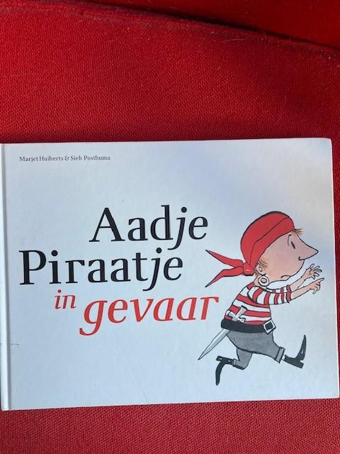 Aadje piraatje in gevaar - marjet huiberts en sieb posthuma, Boeken, Gelezen, Fictie algemeen, Jongen of Meisje, Marjet huiberts en sieb posthuma