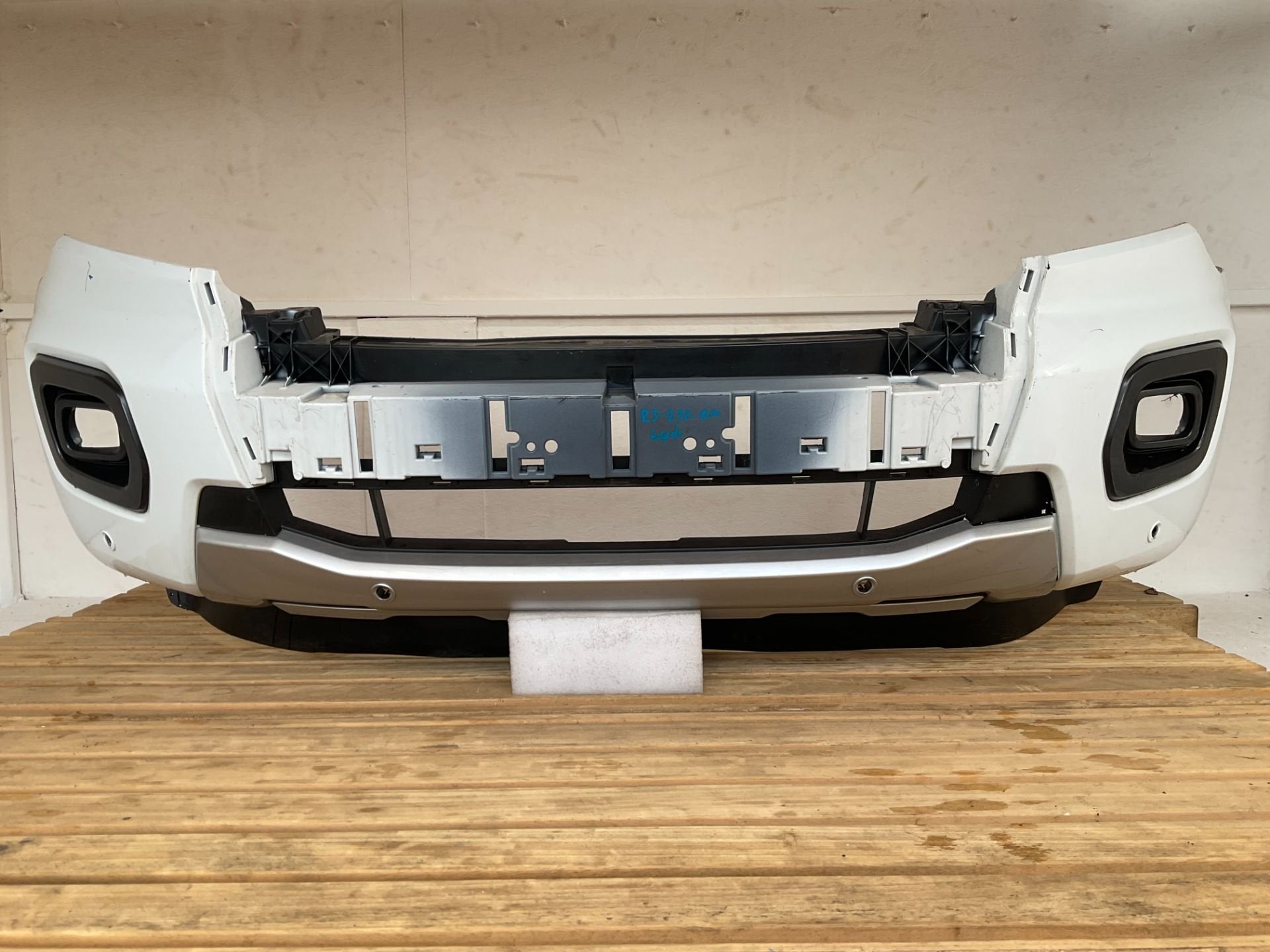 Bumper Ford Ranger T8 19-22 JB3B-17C831-D 6xpdc Voorbumper R, Gebruikt, Info@ford.com, Ophalen of Verzenden, Ford