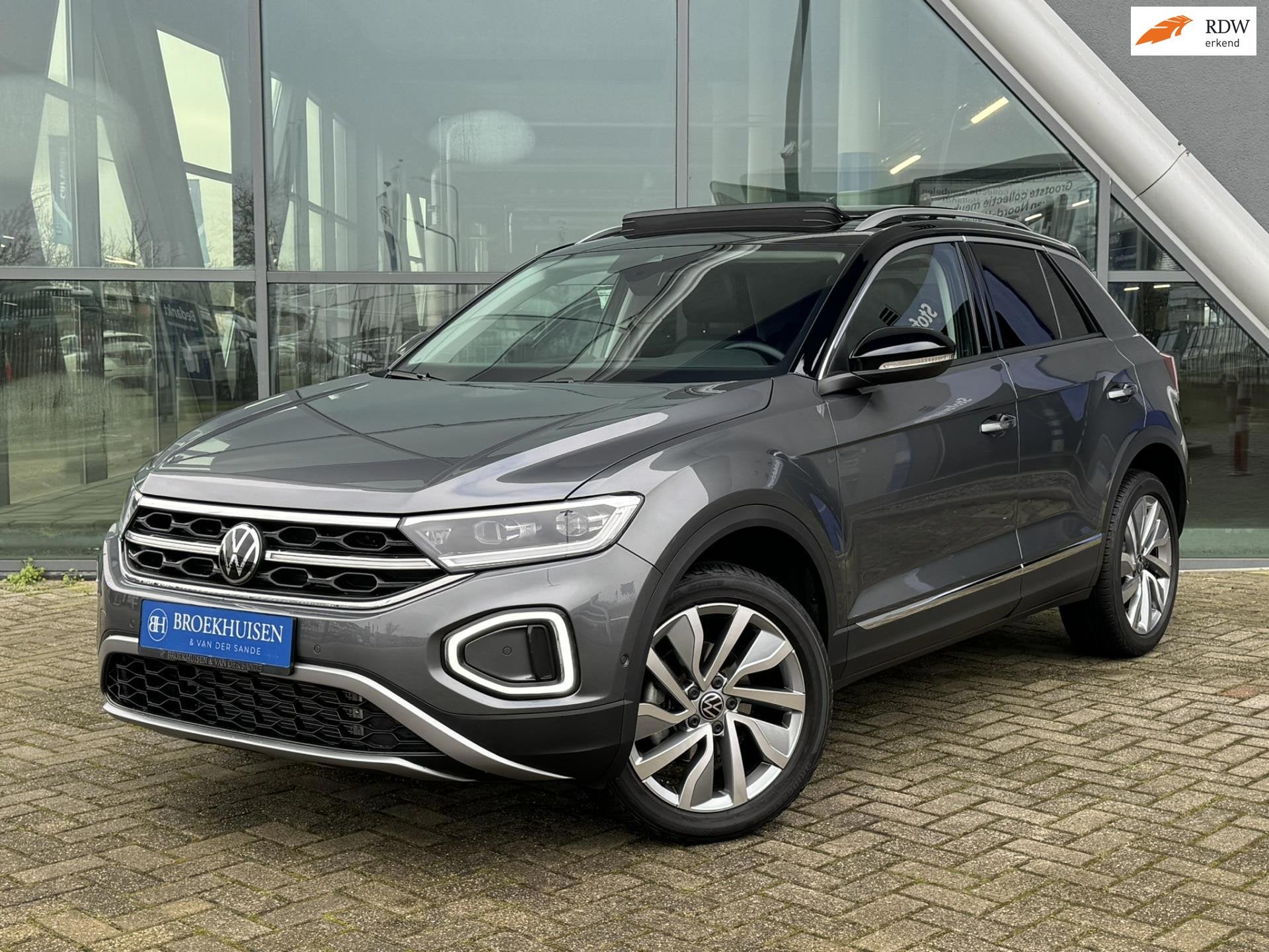 Volkswagen T-Roc 1.5 TSI 150pk Automaat / Panoramadak / Lede, Dealer onderhouden, 1258 kg, Zwart, 4 cilinders