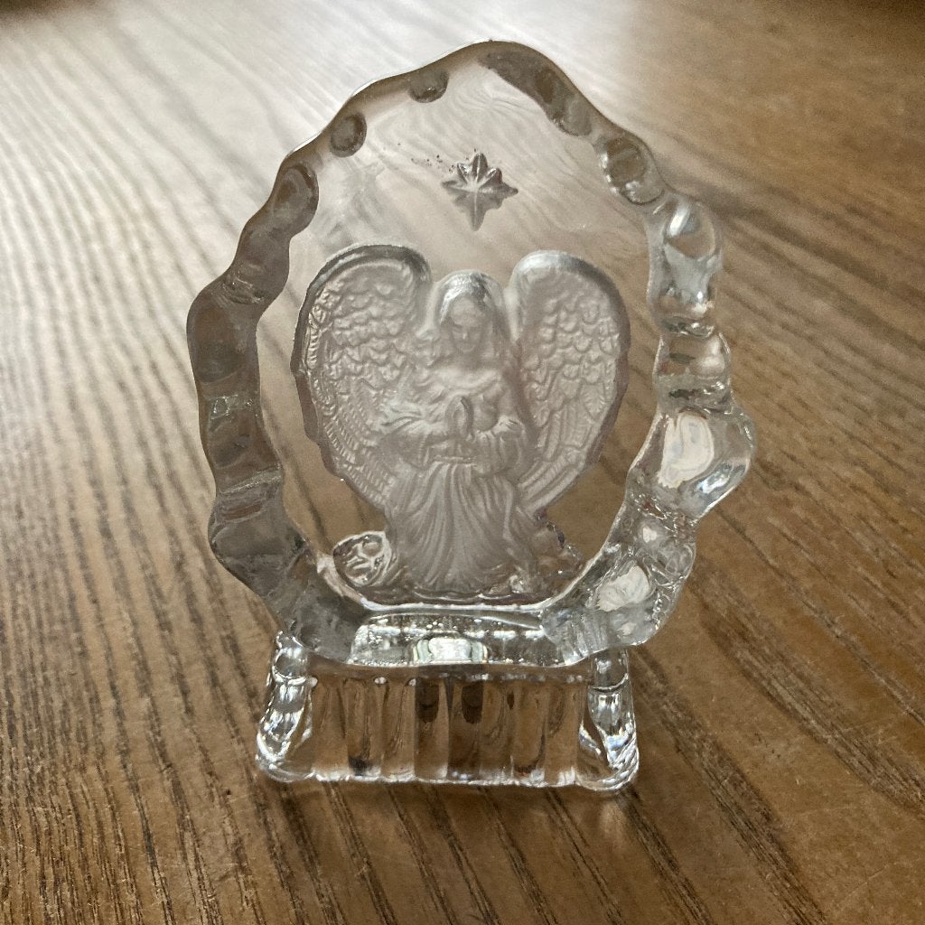 Glazen beeldje van een biddende engel (H 10,8 cm) gaaf, Ophalen of Verzenden, Zo goed als nieuw, Beeld(je), Christendom | Katholiek