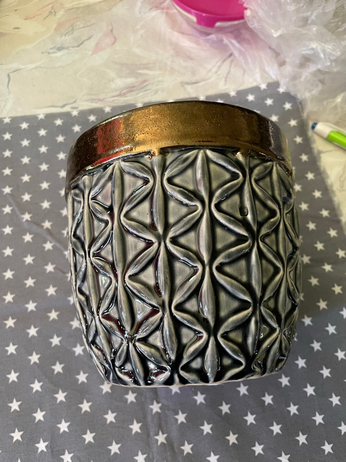 Decoratieve bloempot met patroon en gouden rand, Gebruikt, Met patroon/structuur, Ophalen of Verzenden, Grijs