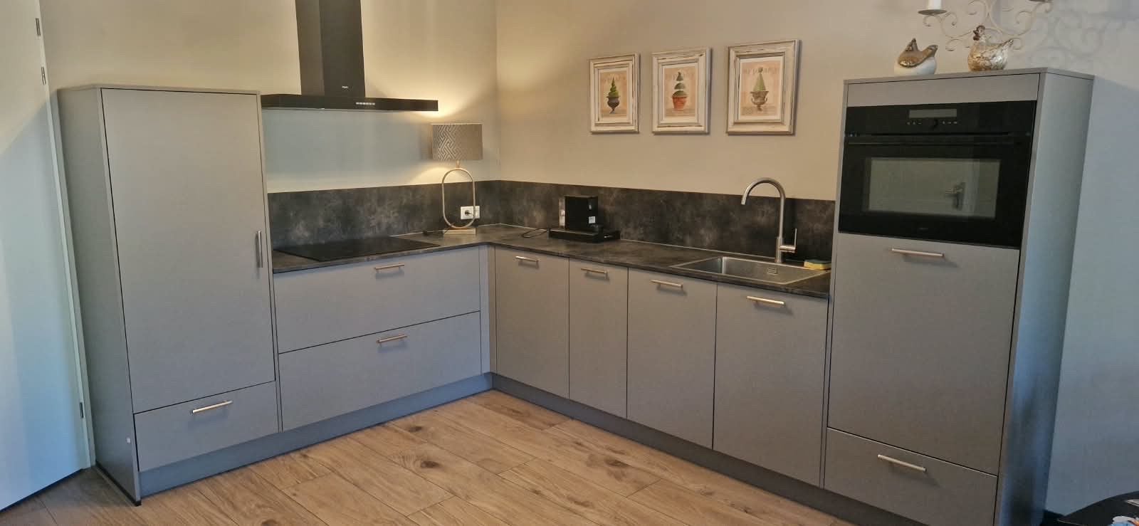 Moderne grijze hoekkeuken met inbouwapparatuur, Ophalen, Gebruikt, Hoekkeuken, Kunststof