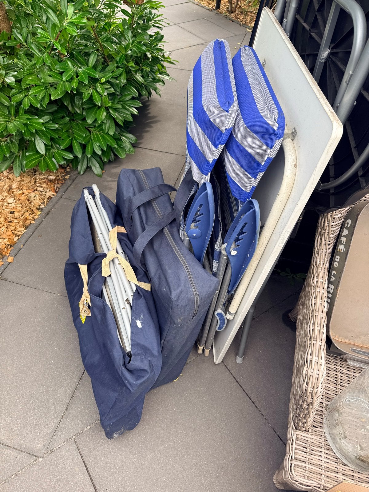 Gratis af te halen: Campingstoelen en tafel en kastjes, Ophalen, Gebruikt, Campingstoel