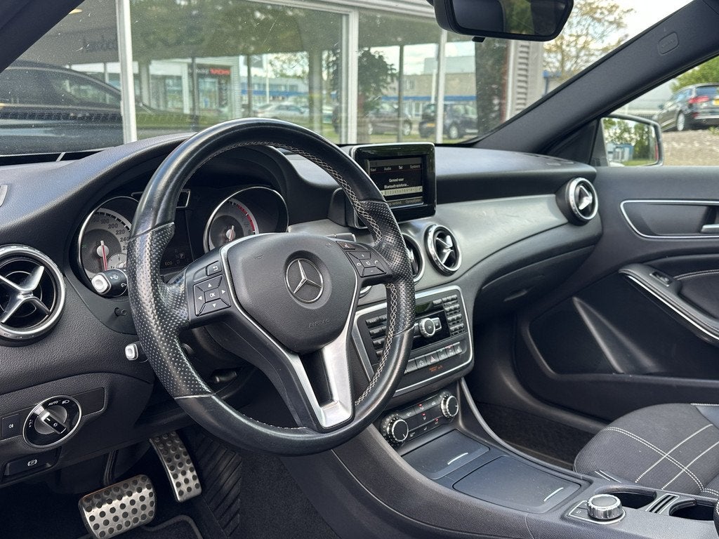 Mercedes-Benz GLA 200 Ambition | Panodak | Camera | Xenon |, Auto's, Mercedes-Benz, Gebruikt, Leder en Stof, 1595 cc, Bedrijf