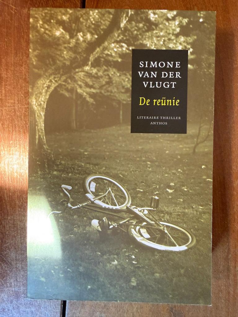 3 thrillers van Simone van der Vlugt, Ophalen of Verzenden, Gelezen, Nederland