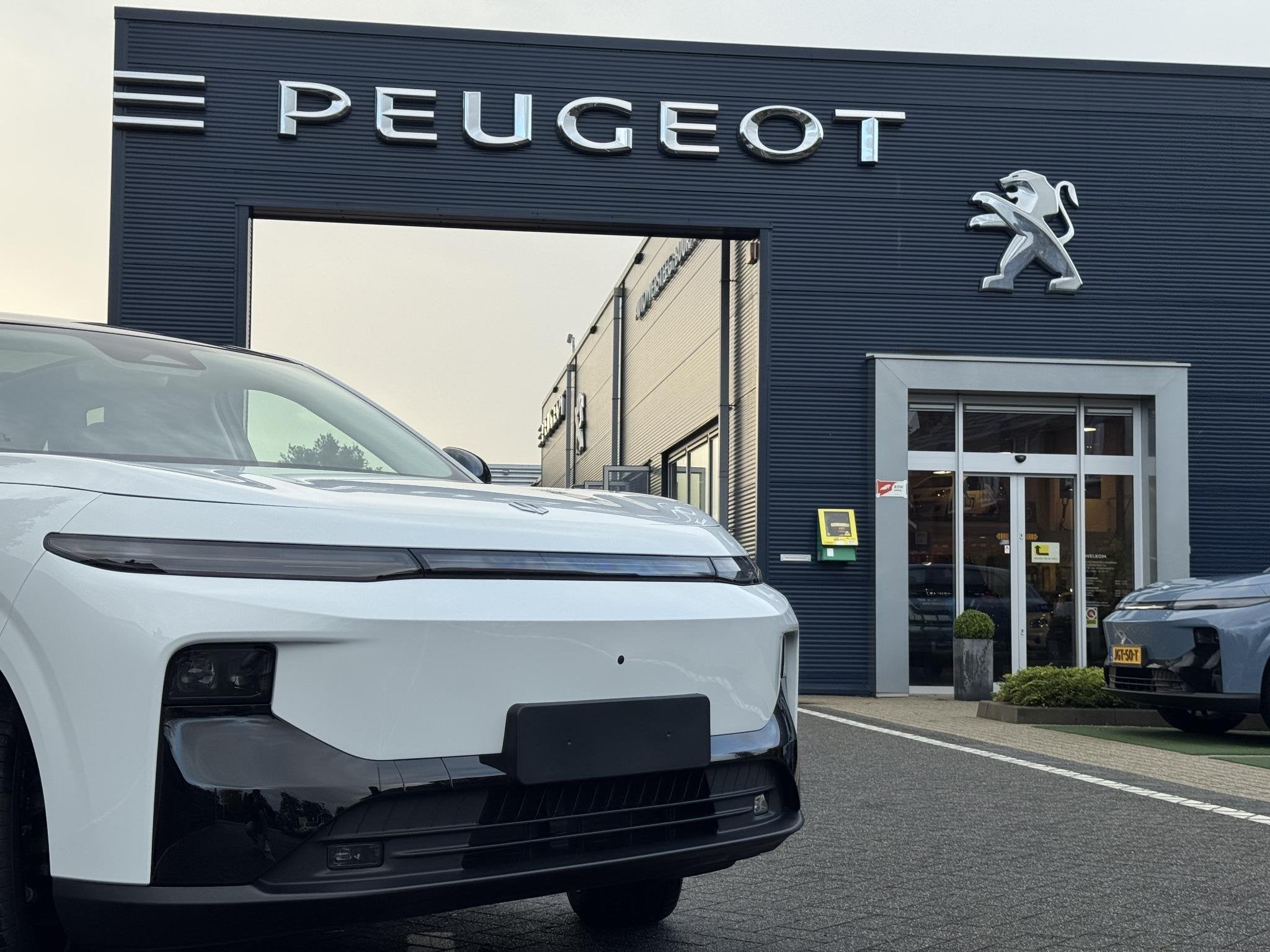 Leapmotor B10 Life Hybrid EV 18.8 kWh 218PK Automaat Navigat, Auto's, 12 maanden, 4 cilinders, Wit, Bedrijf