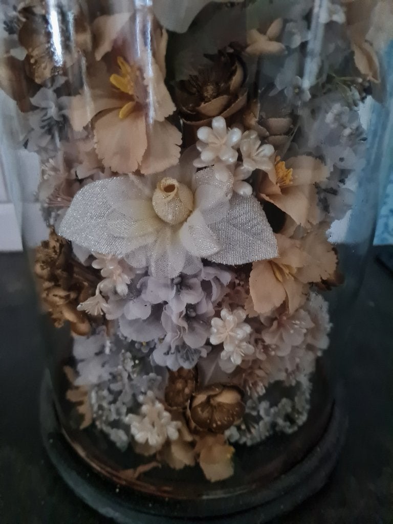 Antieke zeer grote stolp met antiek bloemstuk, Ophalen