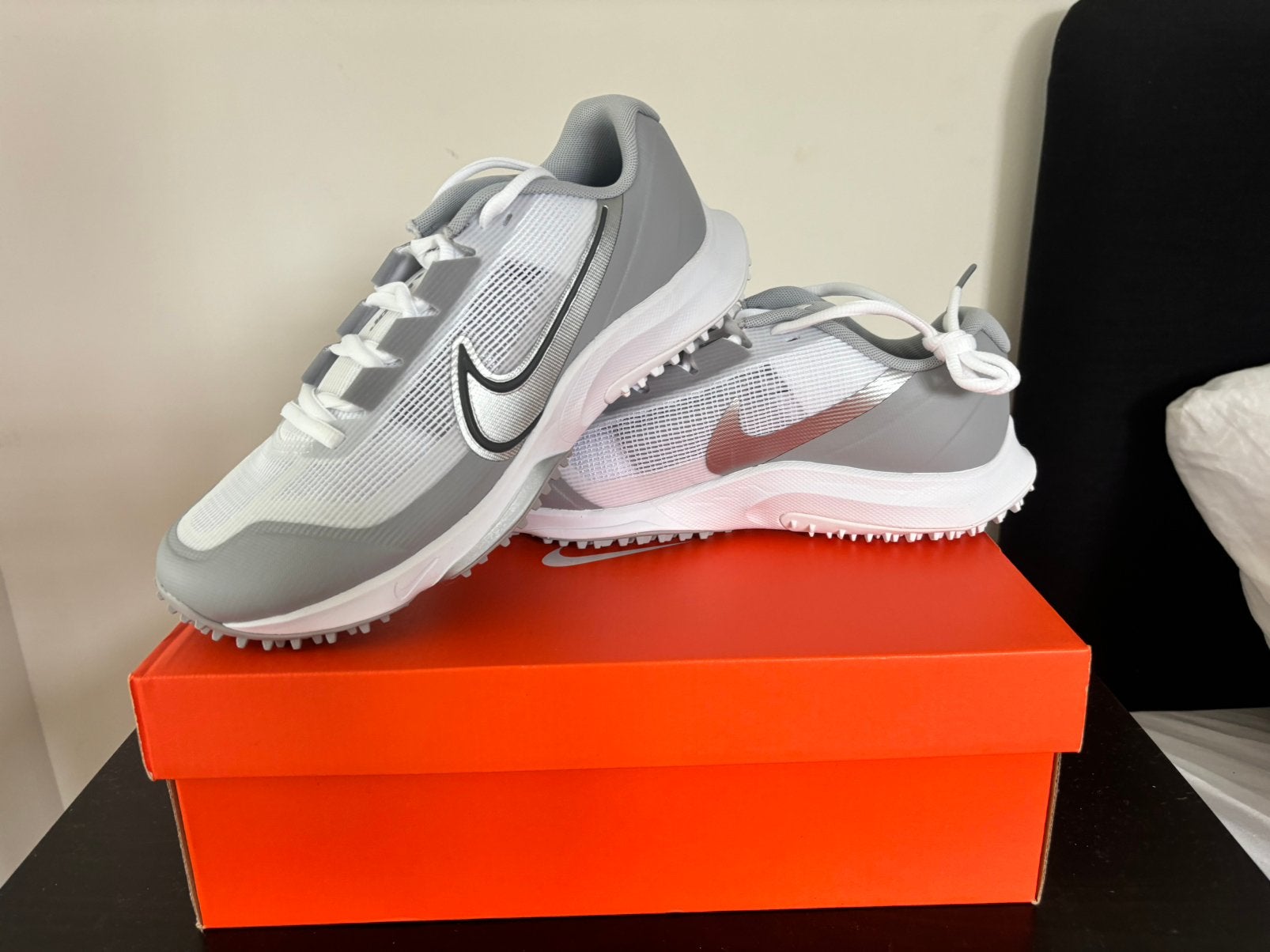 gloednieuwe nike grijs-wit hockeyschoenen, Sport en Fitness, Hockey, Ophalen of Verzenden, Nieuw, Schoenen
