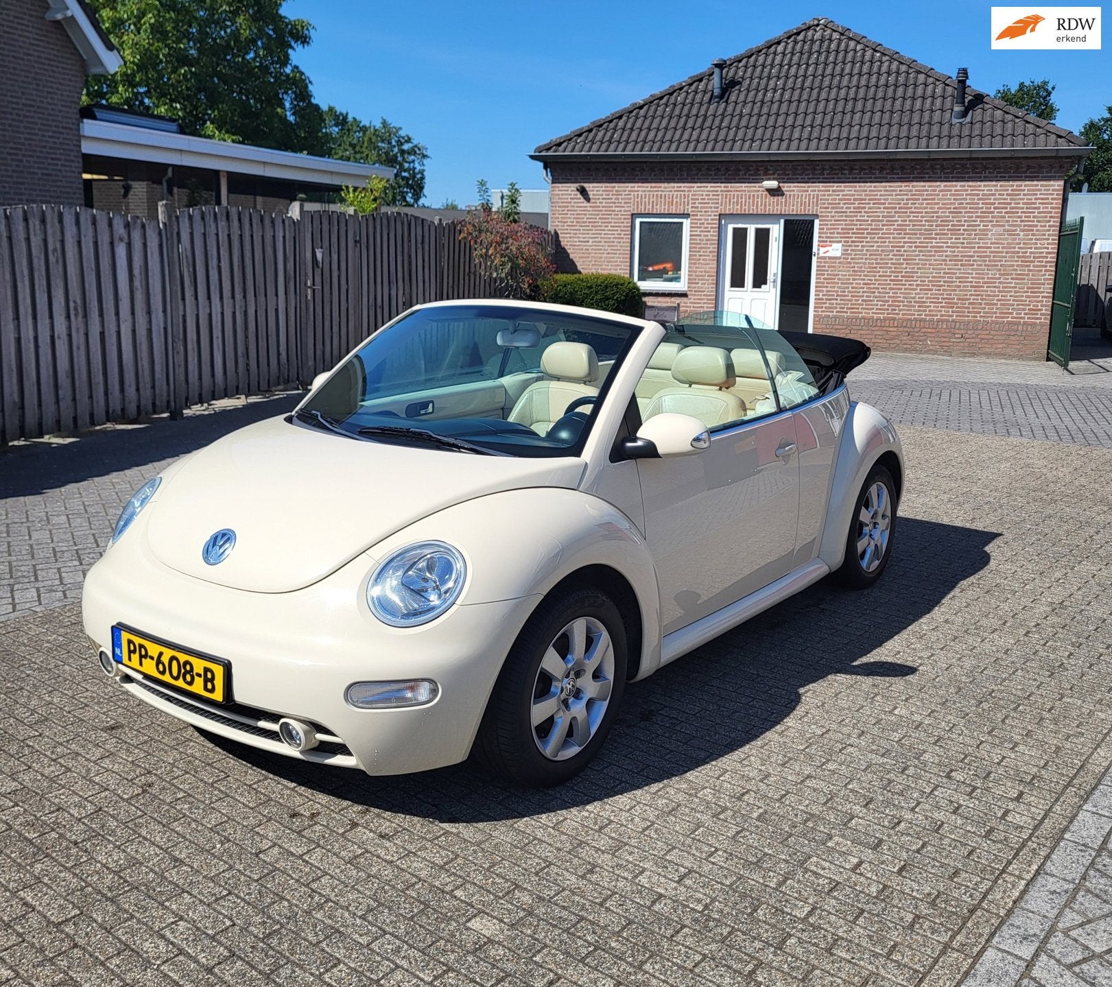 Volkswagen New Beetle Cabriolet 2.0 Highline Beige APK07/27!, Auto's, Volkswagen, Voorwielaandrijving, Gebruikt, 4 cilinders, 4 stoelen