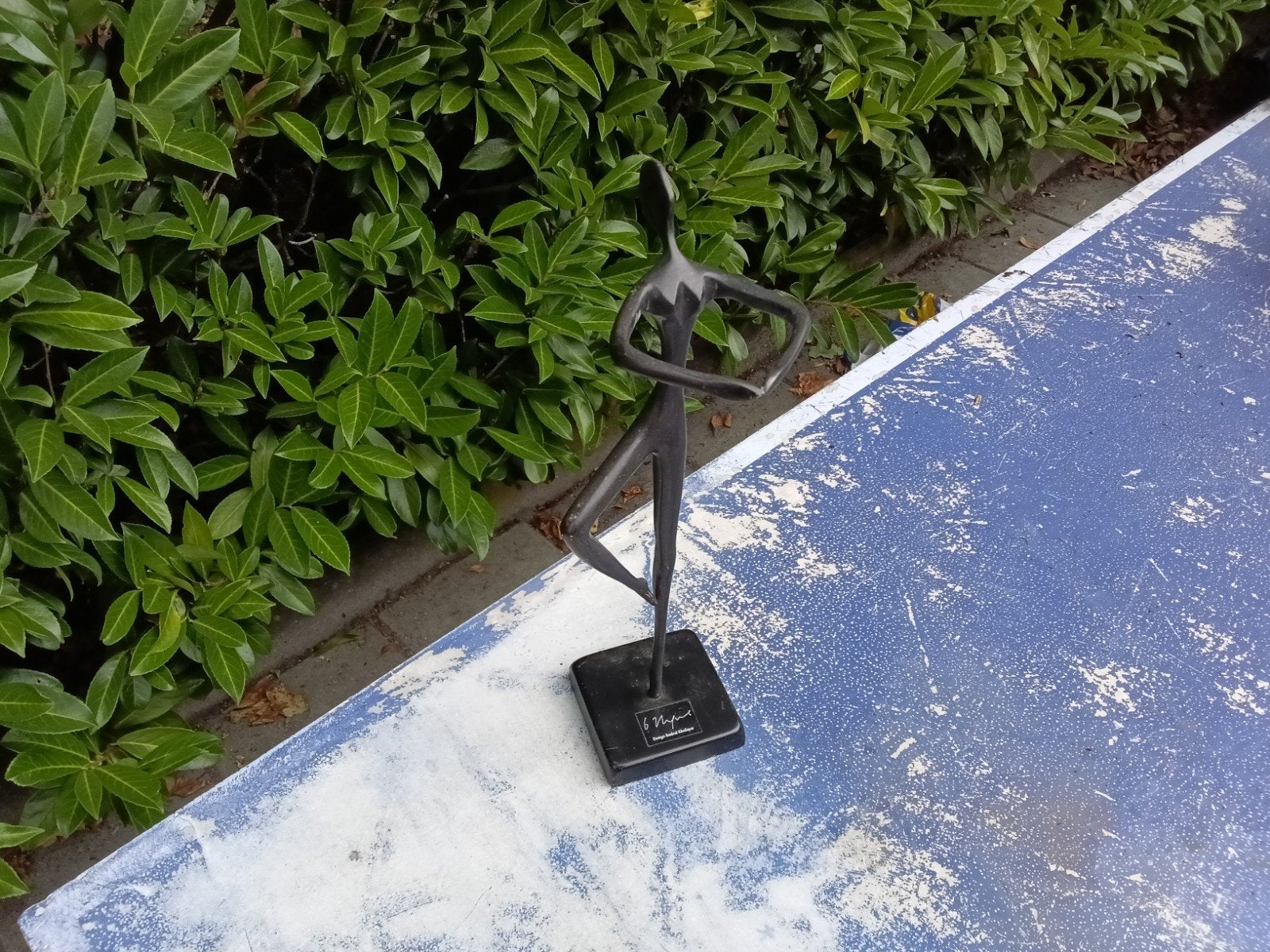Bronzen beeldje van een danseres, gesigneerd, Ophalen of Verzenden, Brons, 20 - 50 cm, Beeld