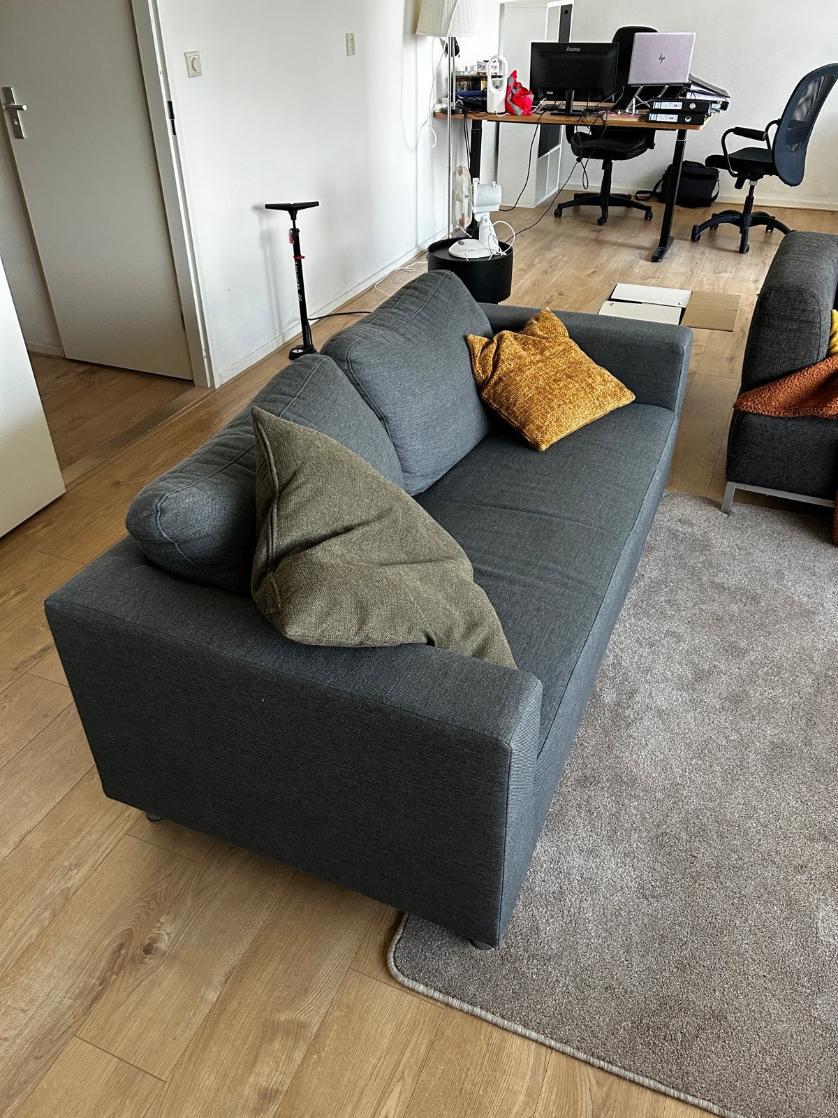 Comfortabele grijze tweepersoonsbank, Ophalen, Gebruikt, 150 tot 200 cm, Tweepersoons