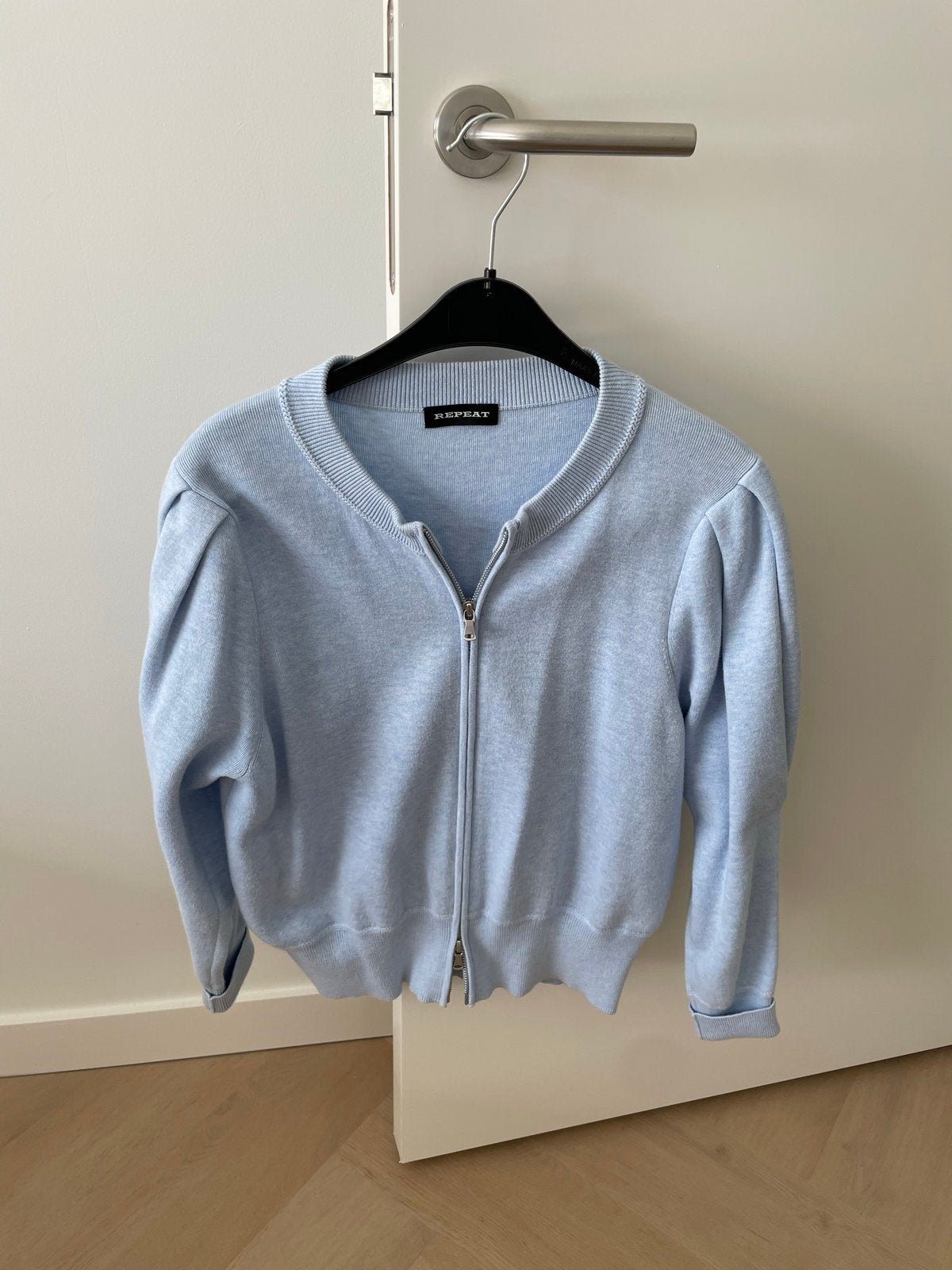 REPEAT lichtblauwe vest met rits en pofmouwen, Kleding | Dames, Ophalen of Verzenden, Zo goed als nieuw, Maat 36 (S), Blauw