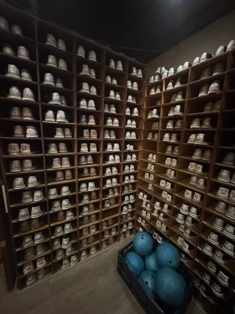 Bowlingschoenen met kast, Huis en Inrichting, Ophalen, Zo goed als nieuw, Hout, Minder dan 50 cm