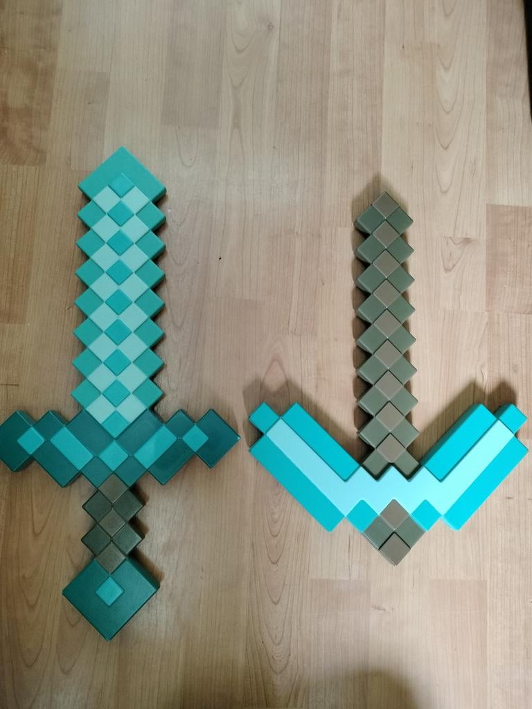 Minecraft Zwaard & Pickhouweel - Verzamelobject, Ophalen of Verzenden, Gebruikt