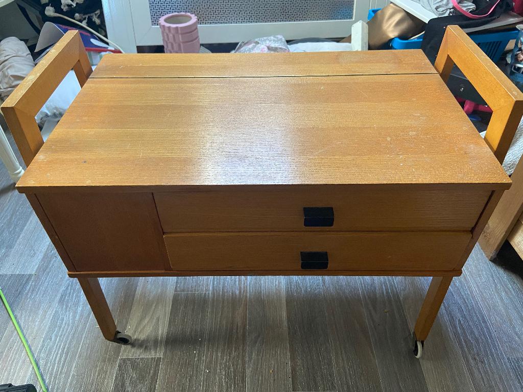 Vintage naaikast op wielen, Ophalen, Overige materialen, Gebruikt, 50 tot 75 cm