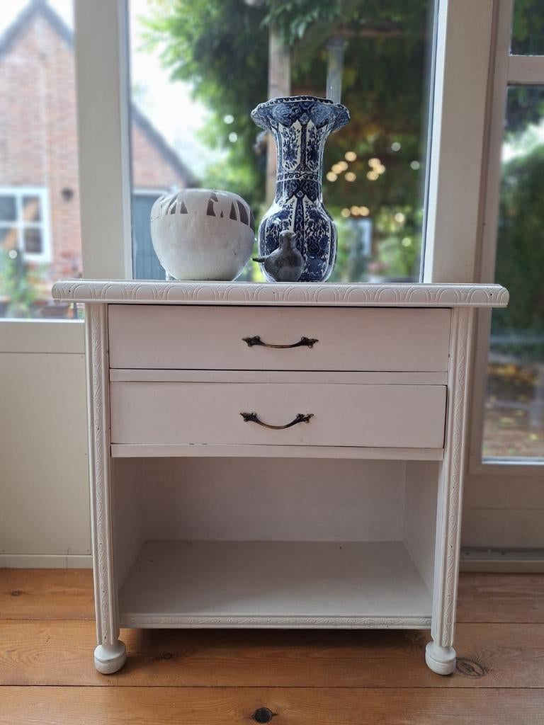 Vintage nachtkastje, wit, 2 lades en een nis Brocante kastje, Huis en Inrichting, Slaapkamer | Nachtkastjes, Gebruikt, 55 tot 70 cm