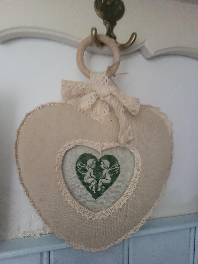 Vintage stoffen lijstje met hand geborduurde engeltjes, Ophalen of Verzenden