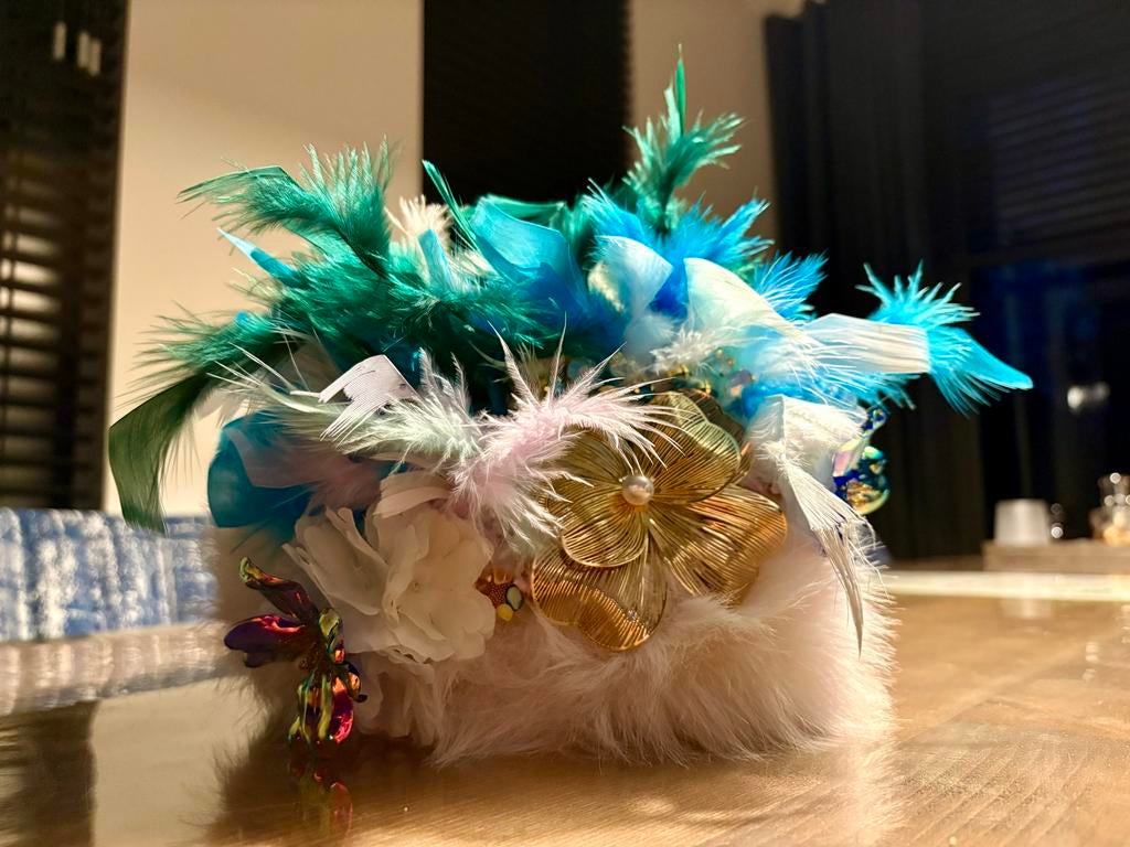 Carnavalsbontmuts decoratief met veren en bloemen! Uniek!, Ophalen of Verzenden, Nieuw, Hoed of Pruik, Carnaval