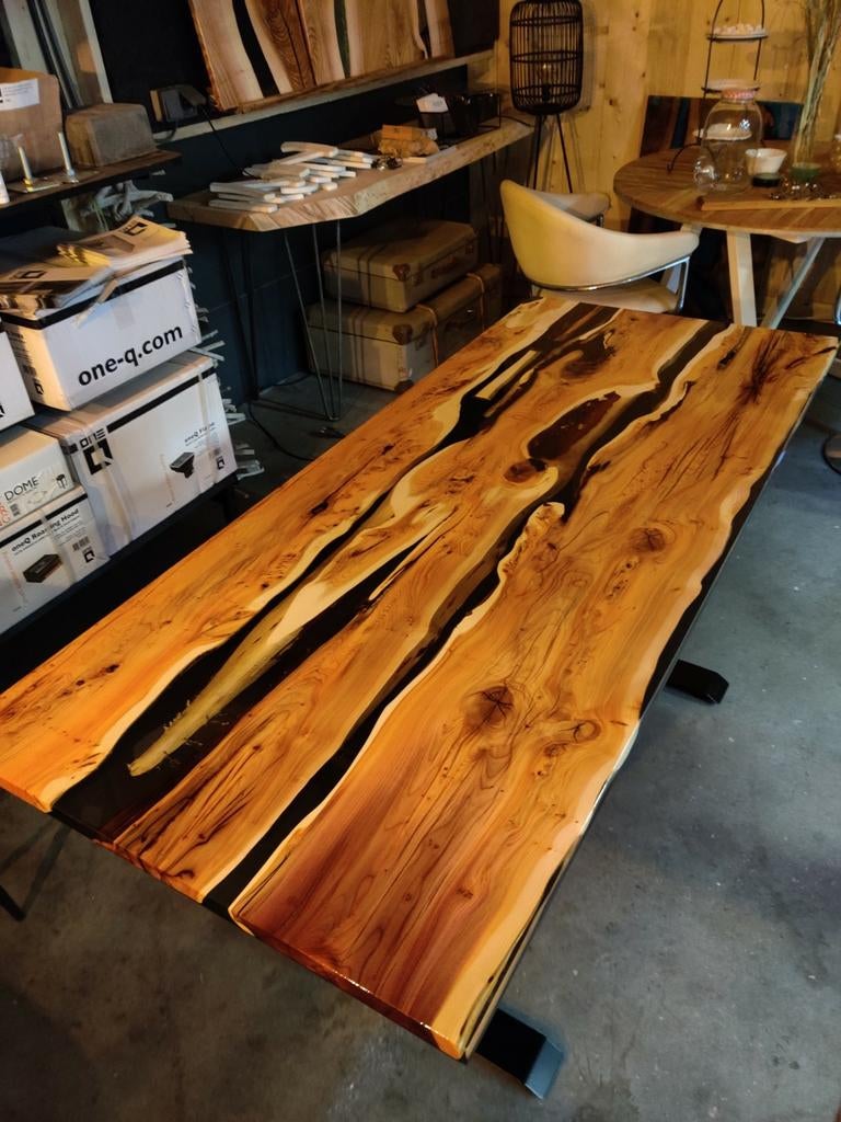 Foto 4 van Taxus houten tafel met epoxy op maat gemaakt.