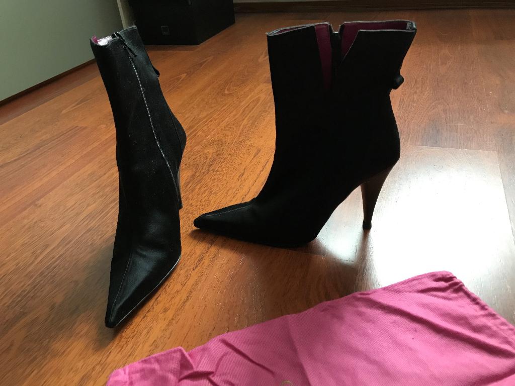 Nieuw - Christian LaCroix zwarte satijnen enkellaarzen 37, Kleding | Dames, Schoenen, Hoge laarzen, Zwart, Nieuw, Ophalen of Verzenden