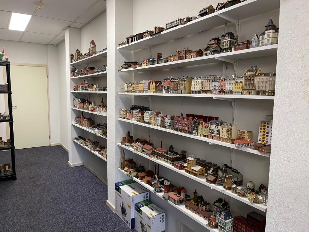 zeer veel n spoor huisjes en gebouwen te koop