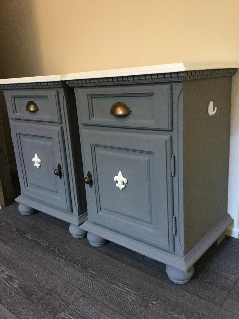 2 brocante nachtkastjes Queen Ann dressoir tuintafel lampen, Ophalen