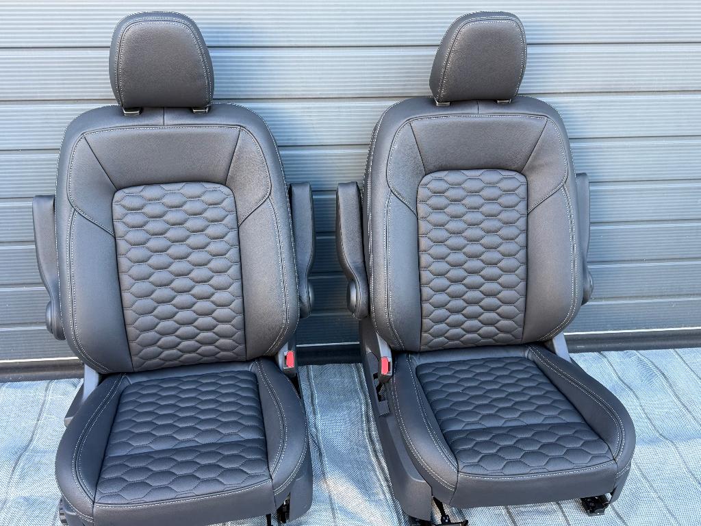 Twee  Stoelen met Zwart leder voor VW T5 T6 T7 & Custom 2025, Ophalen, Nieuw, Ford
