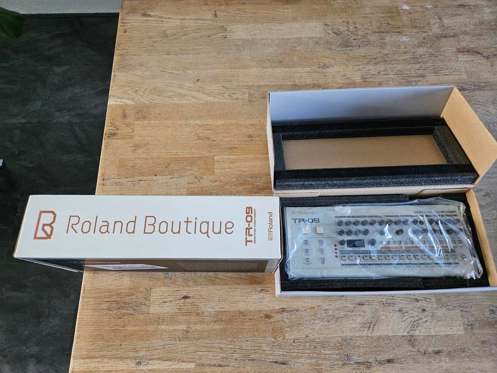 Roland TR-09 Rhythm Composer - incl Decksaver en Stand, Ophalen of Verzenden, Zo goed als nieuw, Roland