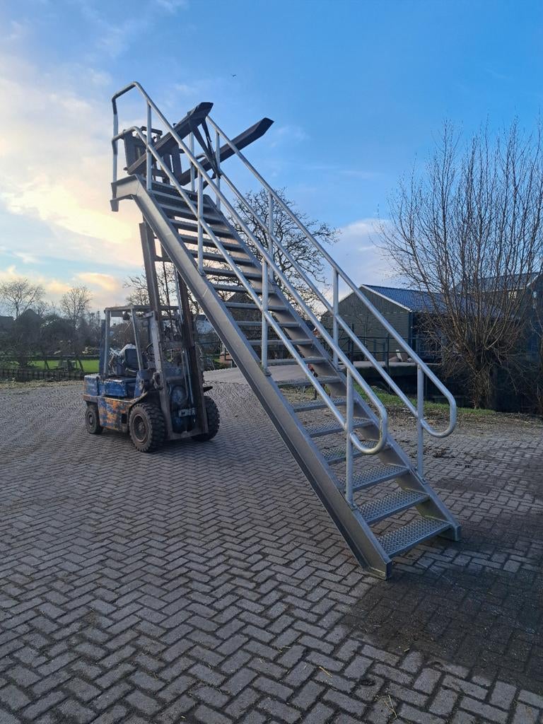 Rechte trap met bordes aluminium, Doe-het-zelf en Verbouw, Ladders en Trappen, Ophalen of Verzenden