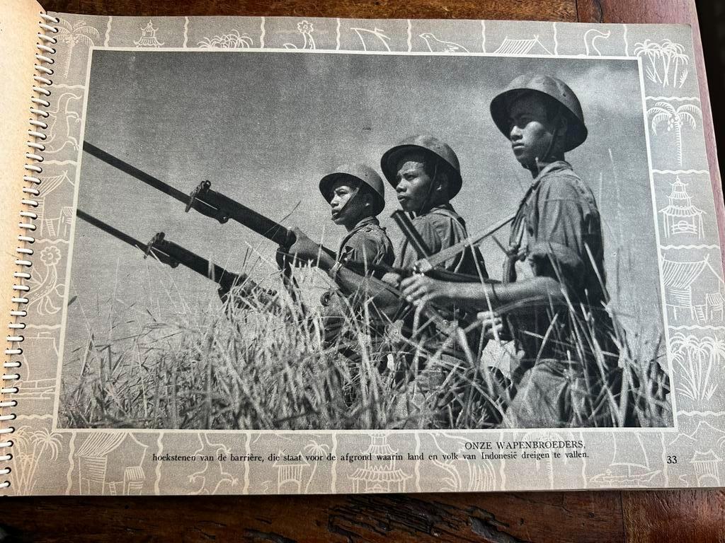 Nederlands KNIL KL fotoreportage naslagwerk 1947 indonesië, Verzamelen, Ophalen of Verzenden, Nederland, Boek of Tijdschrift, Landmacht