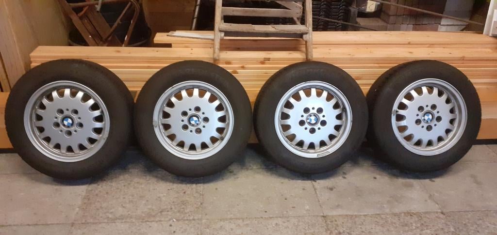 Nette set alu BMW velgen met zomerbanden!, Ophalen, 15 inch, Zomerbanden, Velg(en)