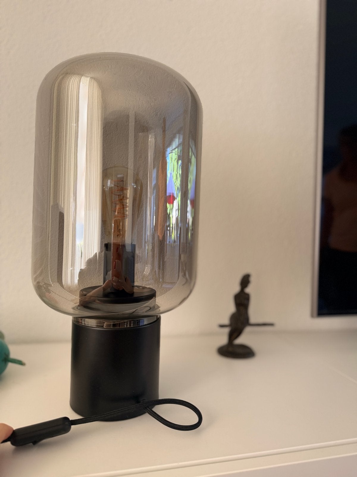 Moderne tafellamp met rookglas en Edison gloeilamp, Huis en Inrichting, Lampen | Tafellampen, Ophalen, E27 (groot), Modern, Glas