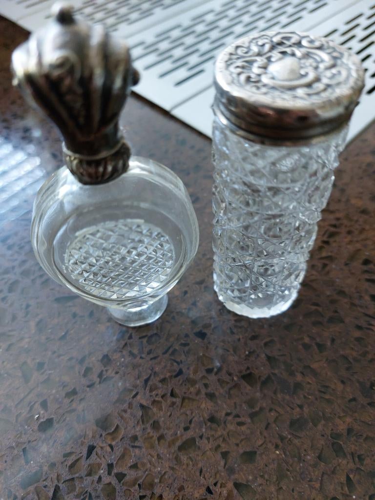 Twee antieke parfum flesjes Engels, Ophalen of Verzenden, Zilver