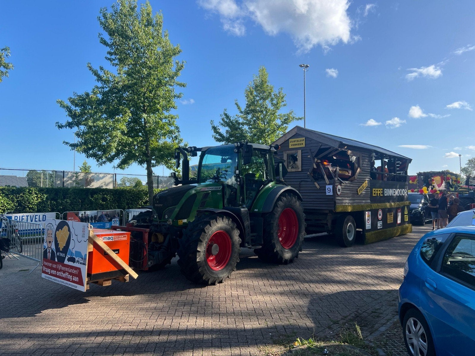 Eerste prijs winnende feestwagen thema Sluipverkeer, Ophalen