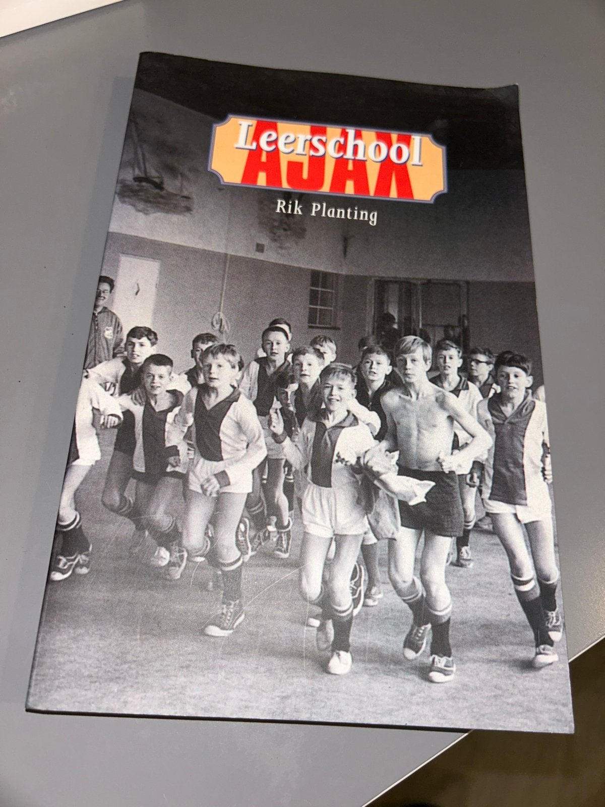 Leerschool Ajax - Rik Planting (Voetbalboek), Ophalen of Verzenden, Gelezen, Balsport