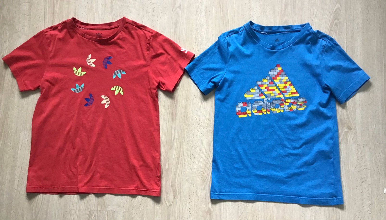2 Adidas korte mouw shirts blauw Lego mt 152, rood mt 164, Kinderen en Baby's, Kinderkleding | Maat 152, Adidas, Ophalen of Verzenden