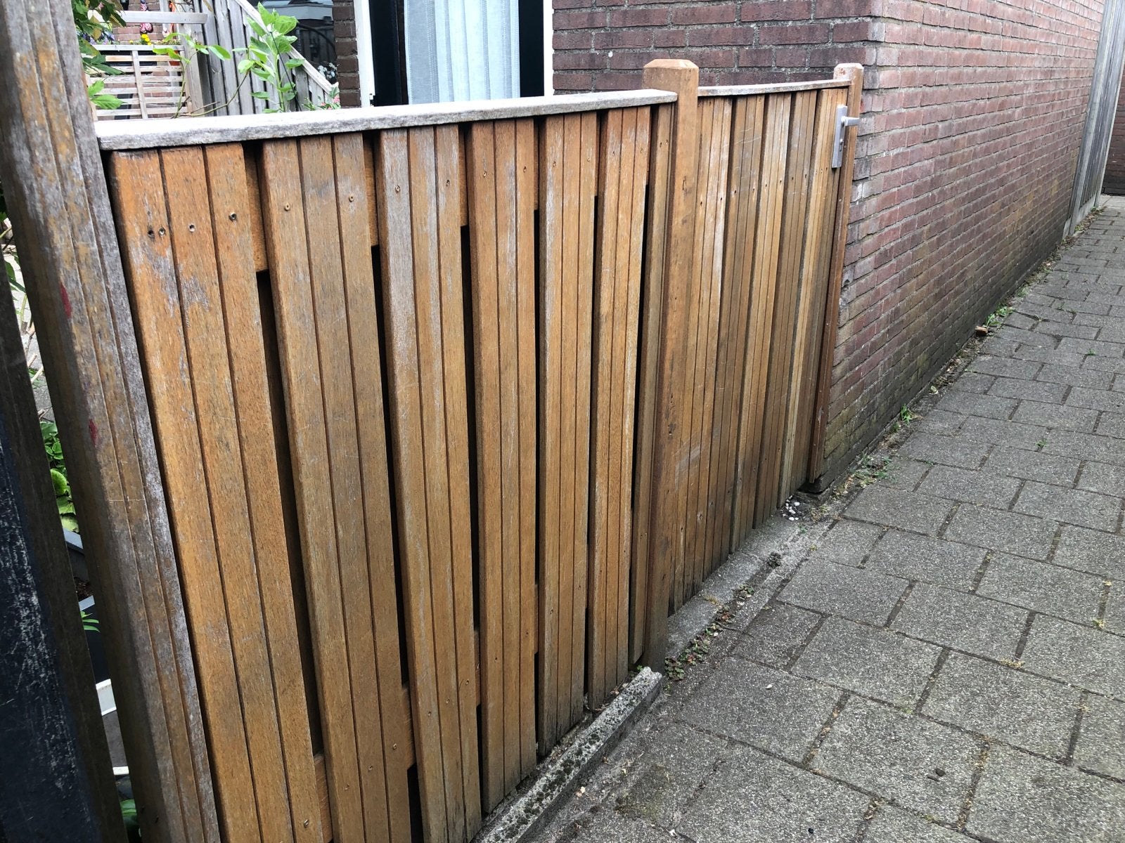 Hardhouten hekwerk met poort en stalen frame, Tuin en Terras, Ophalen, Met poort, Gebruikt, Tuinhek