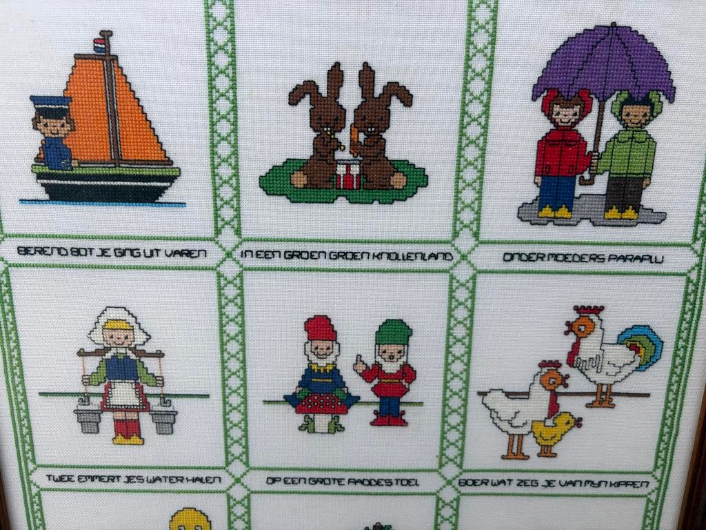 Geborduurd schilderij met kinderliedjes, Ophalen of Verzenden, Zo goed als nieuw, Handborduren, Borduurpakket