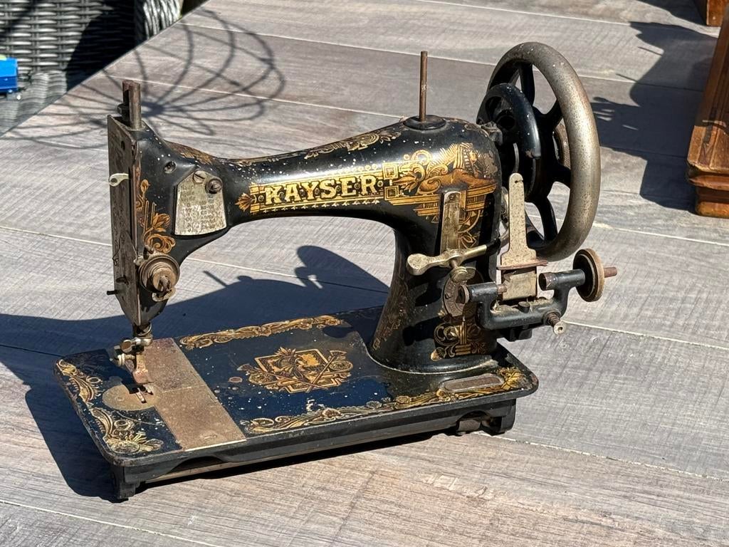 110 jaar oude Kayser naaimachine, Ophalen