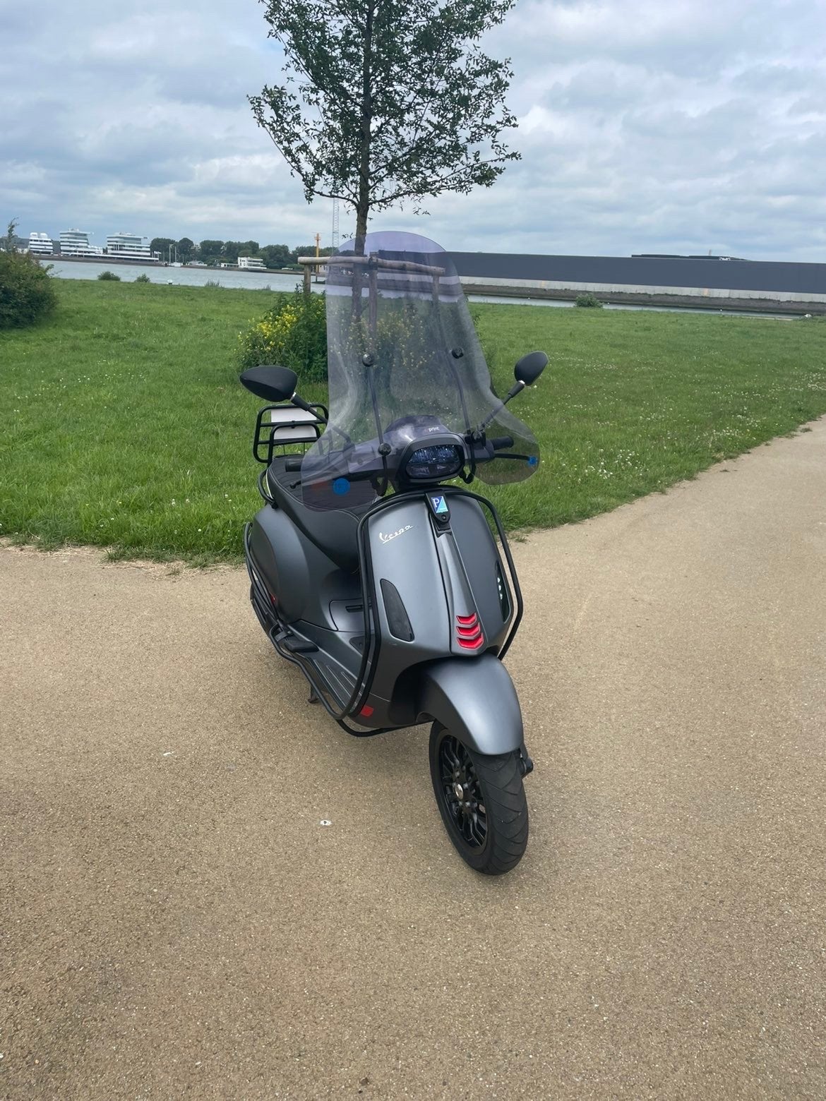 Vespa Sprint Matgrijs - Zo goed als nieuw, Fietsen en Brommers, Scooters | Vespa, Ophalen of Verzenden, Zo goed als nieuw, Overige modellen