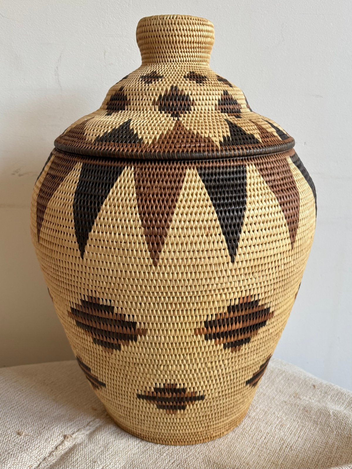 Handgevlochten Afrikaanse mand met deksel opbergmand 45cm H, Met deksel, Overige materialen, Mand, Rond
