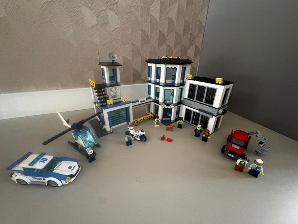 Lego City 60141 Politiebureau - Zgan, Kinderen en Baby's, Speelgoed | Duplo en Lego, City, Lego, Ophalen of Verzenden, Zo goed als nieuw