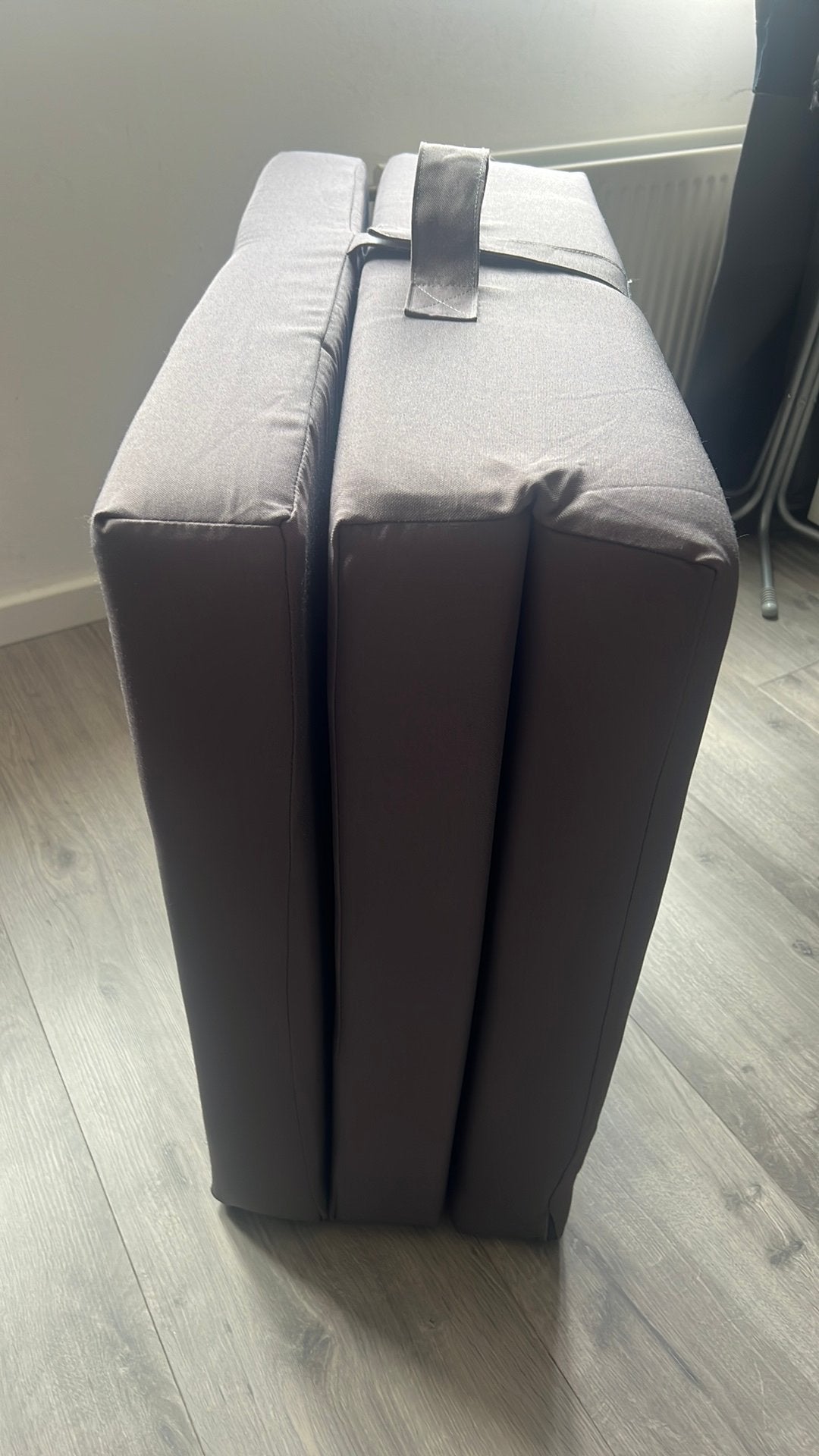Opvouwbaar logeerbed / matras - Grijs, Caravans en Kamperen, Luchtbedden, Zo goed als nieuw, 1-persoons, Ophalen of Verzenden
