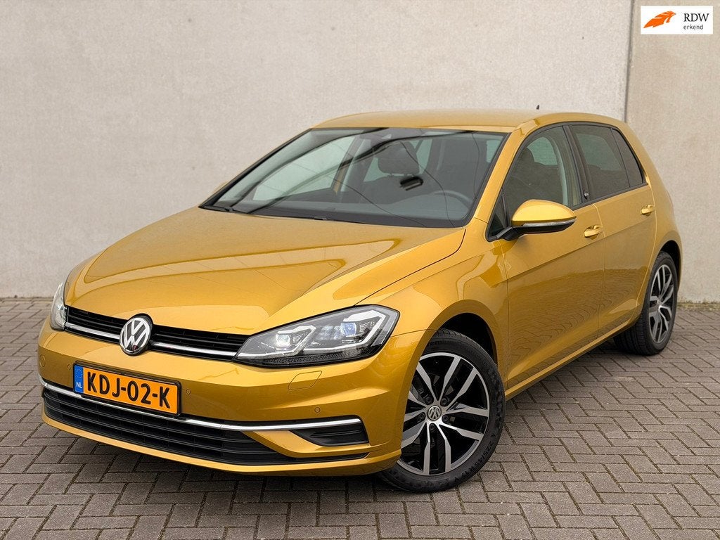 Volkswagen Golf 1.0 TSI Dynaudio LED 17'' ACC Stoelverwarmin, Auto's, Volkswagen, Stof, Gebruikt, Geel, Handgeschakeld
