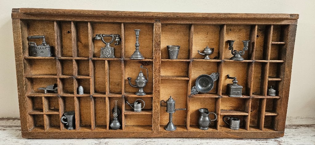 Letterbak met tinnen miniaturen., Gebruikt, 26 cm, Hout, Vintage