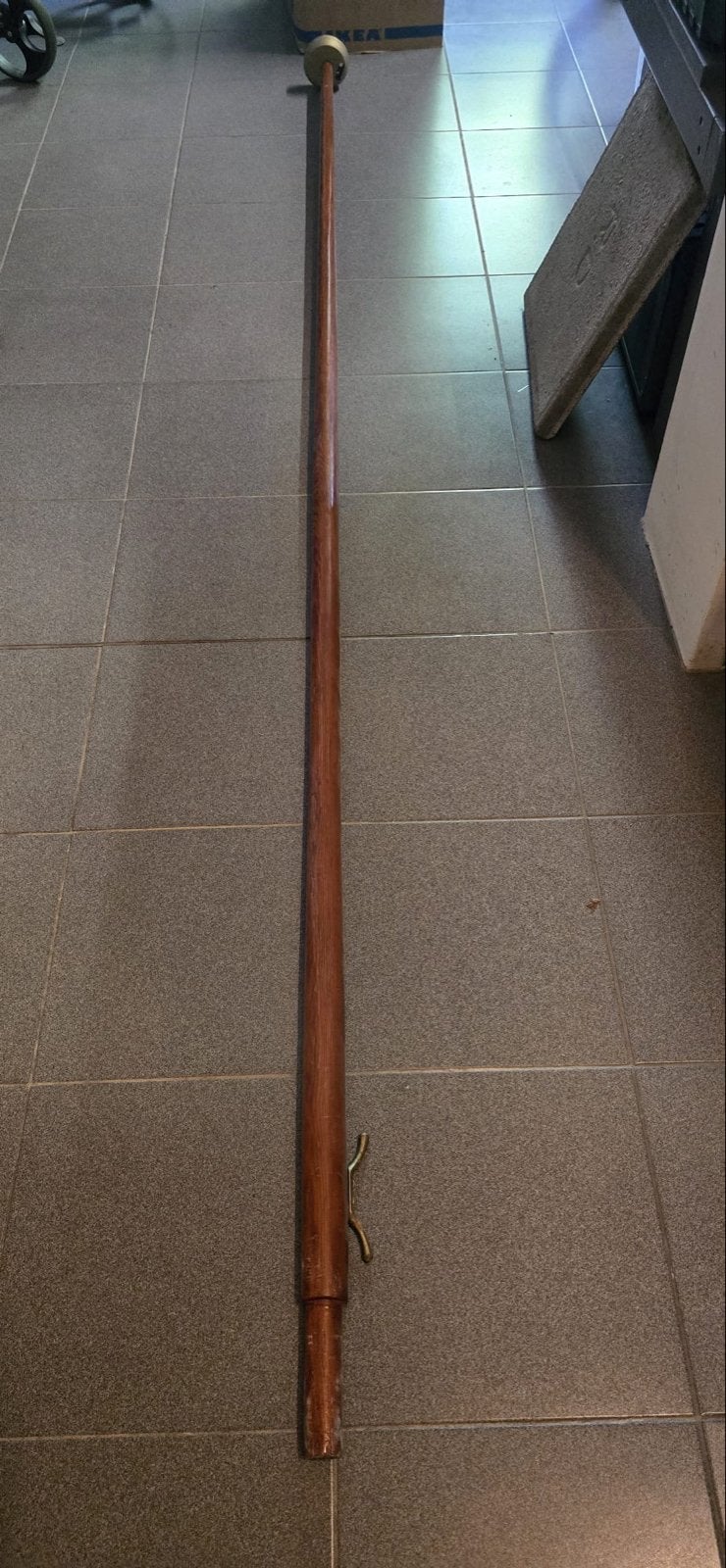 Originele houten vlaggenstok met hijskatrol. 270 cm zgan, Diversen, Vlaggen en Wimpels, Ophalen, Zo goed als nieuw