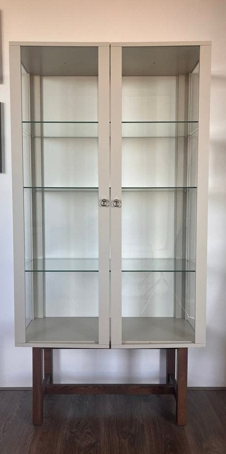 IKEA Stockholm vitrinekast in goede staat, Huis en Inrichting, Ophalen, Zo goed als nieuw, Design, Met deur(en)
