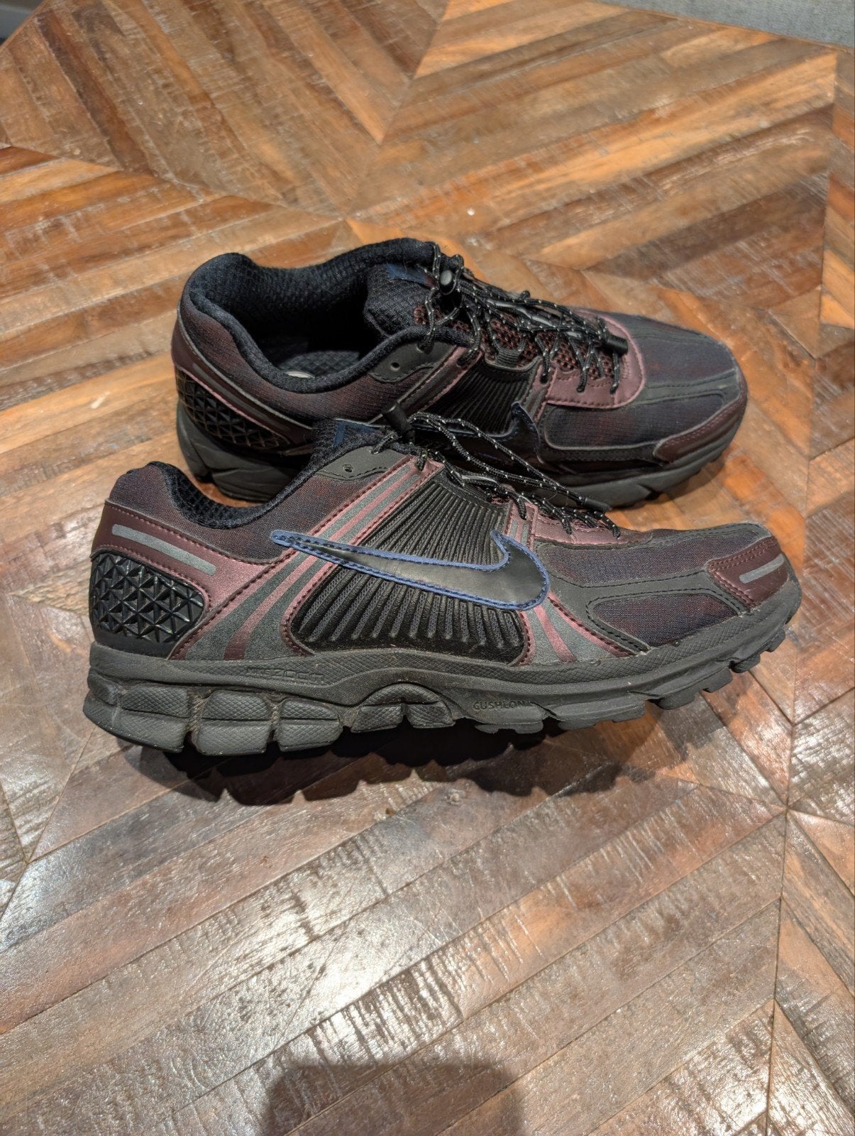 Nike Zoom Vomero 5 Bourgogne - Maat 42 - Nieuw, Ophalen of Verzenden, Nieuw, Overige kleuren