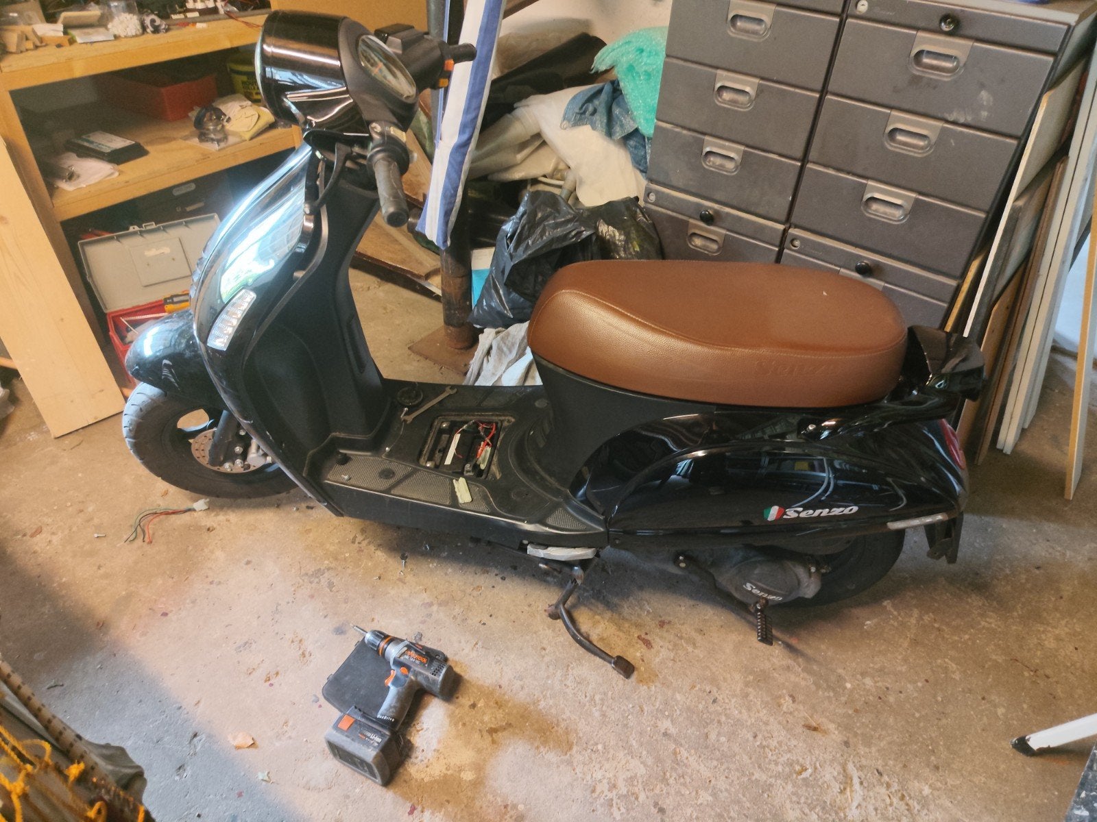 Senzo Scooter - Zwart met bruin zadel, Ophalen, Gebruikt, Benzine, Senzo