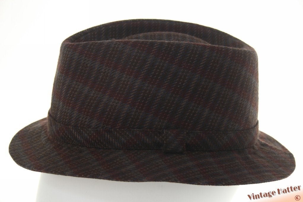 Vintage Vissers gleufhoed Wegener aubergine bruin geruit 56, Wegener, Hoed, Ophalen of Verzenden, 57 cm (M, 7⅛ inch) of minder